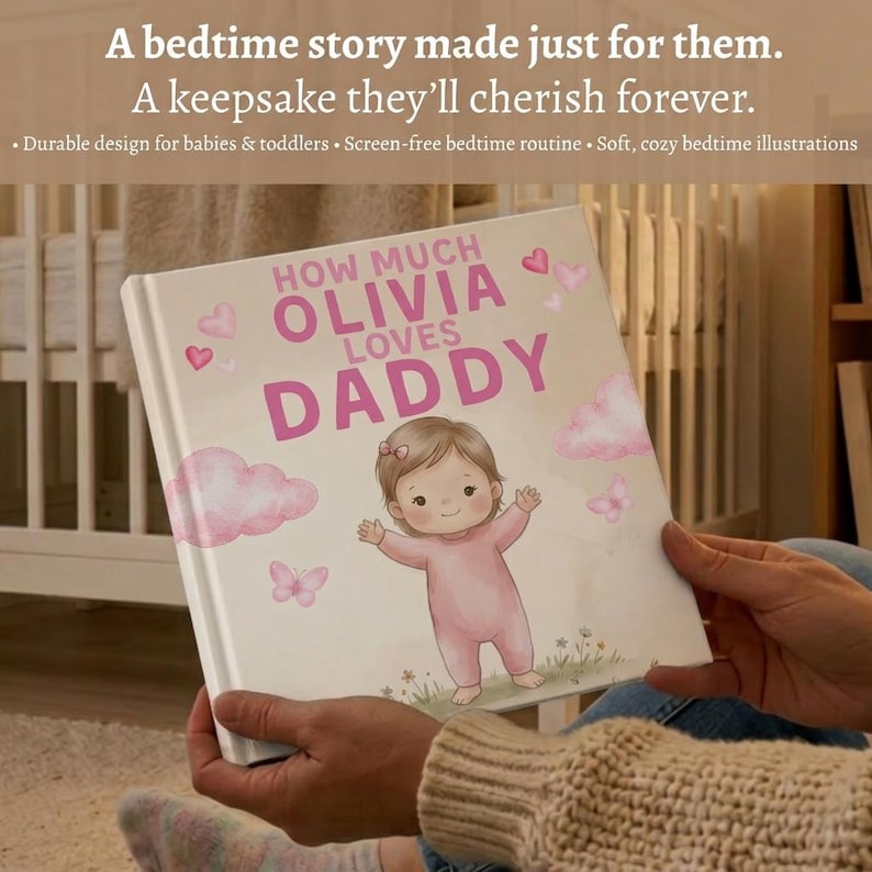 Peut inclure: Un livre pour enfants personnalis&eacute;, intitul&eacute; "How Much Olivia Loves Daddy". La couverture pr&eacute;sente une illustration d'un b&eacute;b&eacute; en rose, entour&eacute; de c&oelig;urs et de nuages. Le livre est ouvert, r&eacute;v&eacute;lant le titre.
