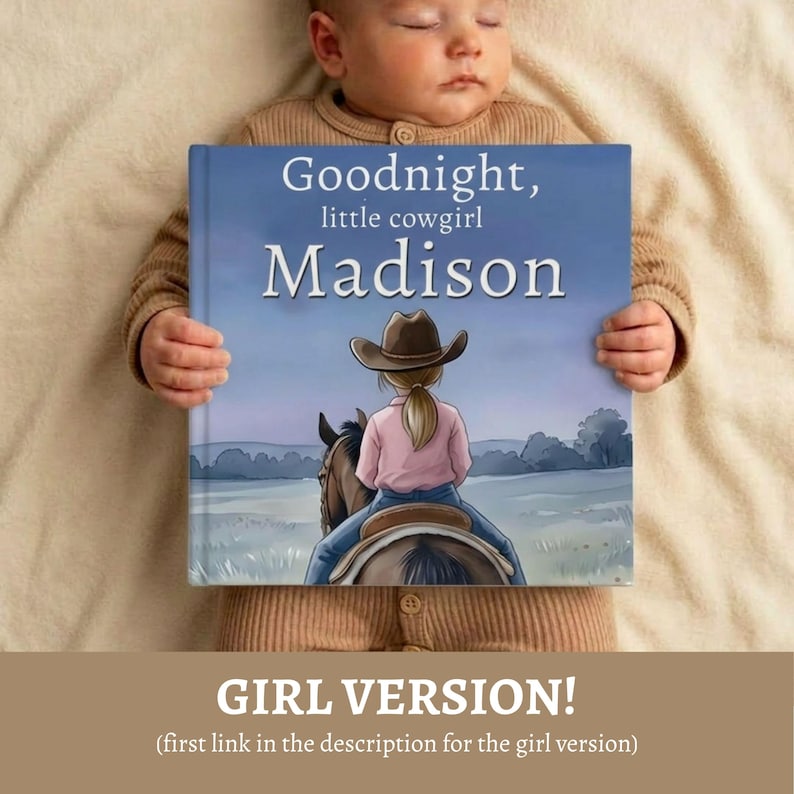 Pode incluir: Um beb&ecirc; segura um livro infantil intitulado "Goodnight, little cowgirl Madison". A ilustra&ccedil;&atilde;o da capa mostra uma menina com um chap&eacute;u de cowboy montando um cavalo. O livro tem uma capa azul com texto branco. A parte inferior da imagem diz "GIRL VERSION!"