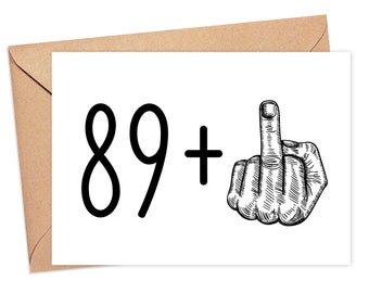 Peut inclure: Une carte blanche avec du texte noir qui dit "89+" et une illustration en noir et blanc d'un majeur.