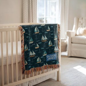 Manta náutica personalizada para bebé con diseño de velero, con nombre personalizado, azul marino, regalo para bebé con ancla y barco oceánico, recuerdo costero para niño.