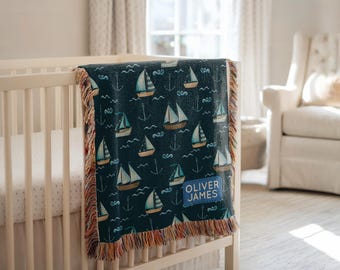 Manta náutica personalizada para bebé con diseño de velero, con nombre personalizado, azul marino, regalo para bebé con ancla y barco oceánico, recuerdo costero para niño.