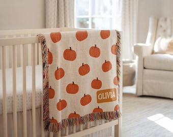Gepersonaliseerde pompoennaamdeken, aangepaste herfst- en halloweenworp voor babymeisje, gezellig herfstcadeau, griezelige babyshowerdeken
