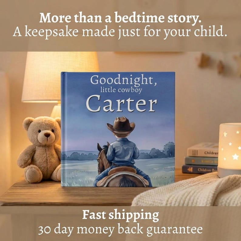Pode incluir: Um livro infantil intitulado "Goodnight, little cowboy Carter" com uma ilustra&ccedil;&atilde;o de um cowboy montando um cavalo. Um ursinho de pel&uacute;cia e uma l&acirc;mpada est&atilde;o em uma mesa de madeira. O texto diz "Mais do que uma hist&oacute;ria para dormir. Uma lembran&ccedil;a feita s&oacute; para seu filho."