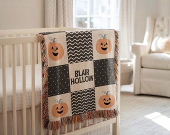Gepersonaliseerde Halloween-pompoenbabydeken, aangepaste naam herfst babyworp, spookachtige herfst kinderkamerdecoratie, schattig Jack-O'-Lantern babycadeau