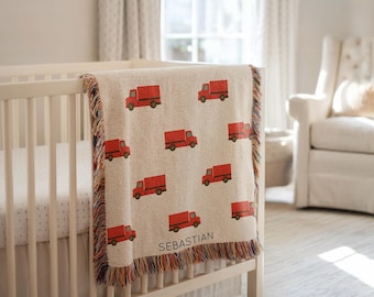 Coperta per neonati personalizzata a forma di camion rosso, coperta patchwork con nome personalizzato per bambini, decorazione per cameretta a forma di camion agricolo, coperta per neonati, regalo per baby shower.