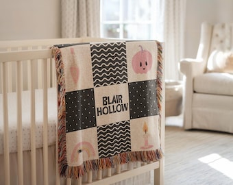 Gepersonaliseerde roze Halloween-babydeken, leuk spook en pompoennaamworp, zachte herfstdeken babymeisje, spookachtig pastel kinderkamercadeau