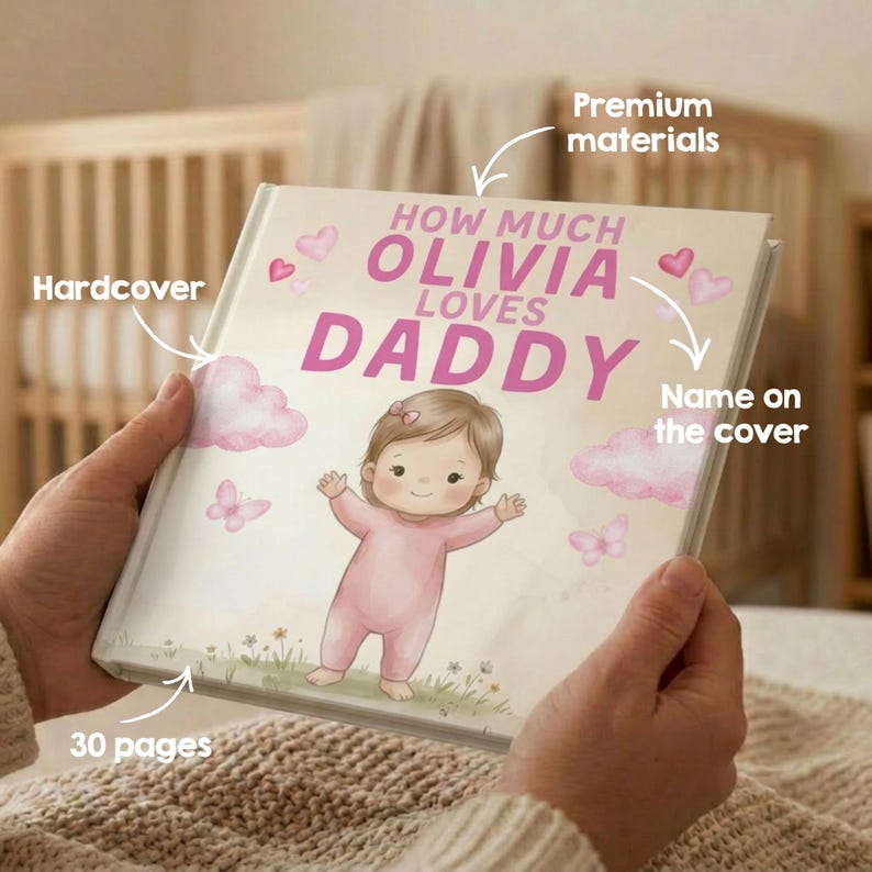 Peut inclure: Un livre &agrave; couverture rigide intitul&eacute; "How Much Olivia Loves Daddy" avec une couverture rose et blanche. La couverture pr&eacute;sente un b&eacute;b&eacute; en barboteuse rose, des nuages, des papillons et des c&oelig;urs. Le livre compte 30 pages.