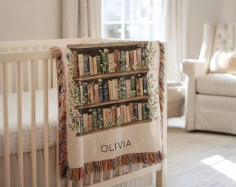 Gepersonaliseerde boekenplank babydeken, aangepaste naamdeken met boeken en bloemen, lezer babymeisje cadeau, boekenliefhebber kinderkamerdeken