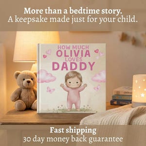 Peut inclure: Un livre pour enfants personnalis&eacute; intitul&eacute; &laquo; How Much Olivia Loves Daddy &raquo; avec une illustration de b&eacute;b&eacute;. Le livre est rose et blanc avec des c&oelig;urs et des nuages roses. Un ours en peluche et une lampe sont sur le c&ocirc;t&eacute;.