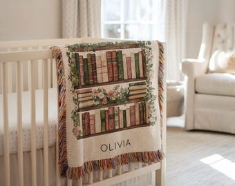 Gepersonaliseerde boekenplank babydeken, aangepaste naamdeken met boeken en bloemen, lezer babymeisje cadeau, boekenliefhebber kinderkamerdeken
