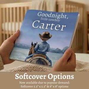 Pode incluir: Um livro de capa mole intitulado "Goodnight, little cowboy Carter" est&aacute; aberto. A capa mostra um jovem cowboy a cavalo. O livro est&aacute; dispon&iacute;vel em op&ccedil;&otilde;es de 14 cm x 14 cm e 20 cm x 20 cm.