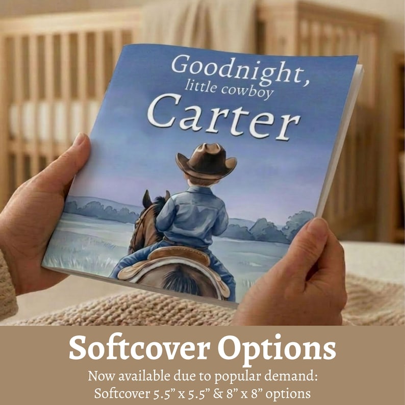 Pode incluir: Um livro de capa mole intitulado "Goodnight, little cowboy Carter" est&aacute; aberto. A capa mostra um jovem cowboy a cavalo. O livro est&aacute; dispon&iacute;vel em op&ccedil;&otilde;es de 14 cm x 14 cm e 20 cm x 20 cm.