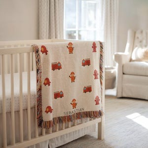 Spersonalizowany kocyk strażaka dla niemowląt, spersonalizowany kocyk z imieniem strażaka dla chłopców, dekoracja pokoju dziecięcego strażaka, prezent dla małego bohatera na baby shower