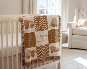 Gepersonaliseerde constructie babydeken, aangepaste naam vrachtwagendeken, geboortedatum babycadeau, kinderkamerdecoratie voor jongens, bouw peuterquilt