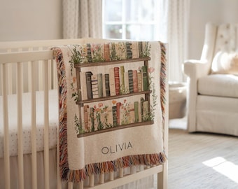 Gepersonaliseerde boekenplank babydeken, aangepaste naamdeken met boeken en bloemen, lezer babymeisje cadeau, boekenliefhebber kinderkamerdeken