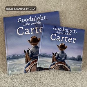 Pode incluir: Dois livros infantis com o t&iacute;tulo "Goodnight, little cowboy Carter" sobre um fundo azul. As ilustra&ccedil;&otilde;es retratam um jovem cowboy montado a cavalo. Os livros s&atilde;o de tamanhos diferentes.