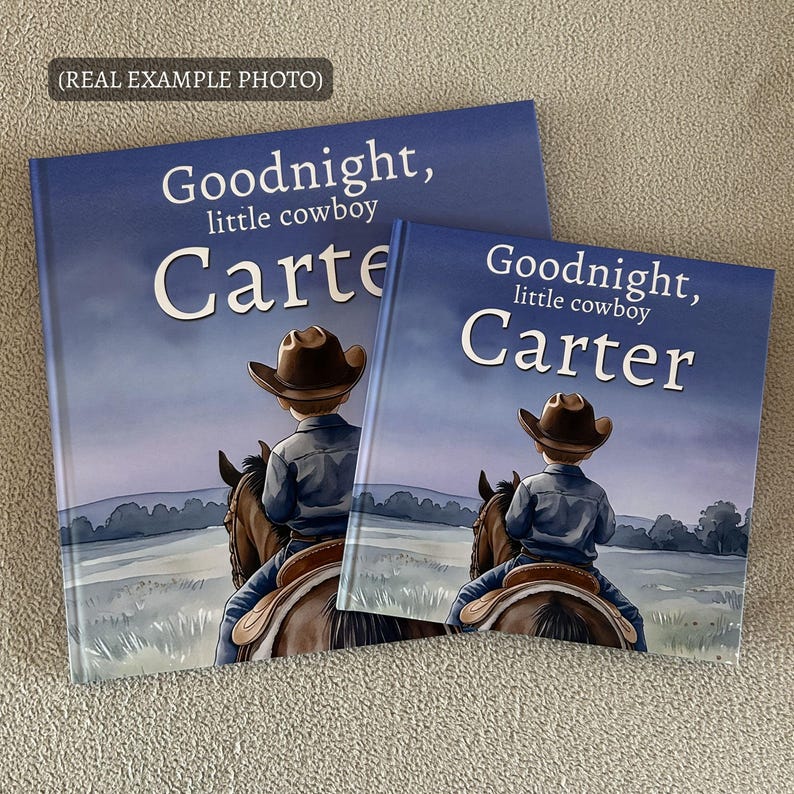 Pode incluir: Dois livros infantis com o t&iacute;tulo "Goodnight, little cowboy Carter" sobre um fundo azul. As ilustra&ccedil;&otilde;es retratam um jovem cowboy montado a cavalo. Os livros s&atilde;o de tamanhos diferentes.