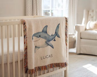 Manta de bebé personalizada con diseño de tiburón, manta infantil con temática oceánica y nombre, regalo para baby shower para niños, manta de tiburón tejida personalizada, regalo para bebé tiburón