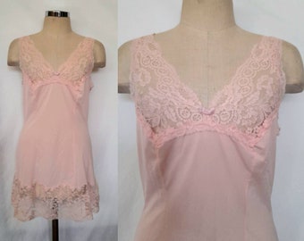 Mini vestido rosa Mod vintage dos anos 60 com corpete de renda e acabamento com babados