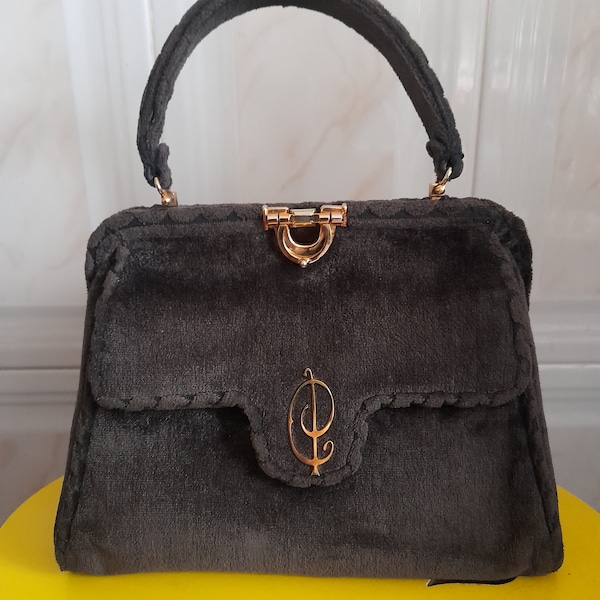 Petit sac à main vintage des années 50 et 60 en velours gris, sac à main avec résistance et décoration en laiton