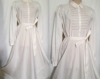 Vintage 30's Pretty and Elegant Bias Cut Off White Cotton Nightgown with Ajour Bodice, Fit and Flare, Boudoir dress