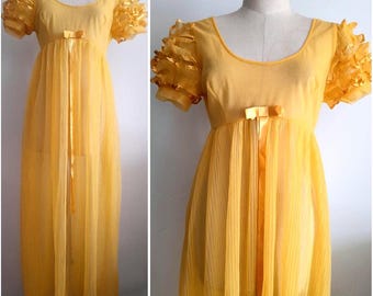 Camisón vintage de nailon amarillo semitransparente de los años 60 y 70 con mangas abullonadas y falda plisada