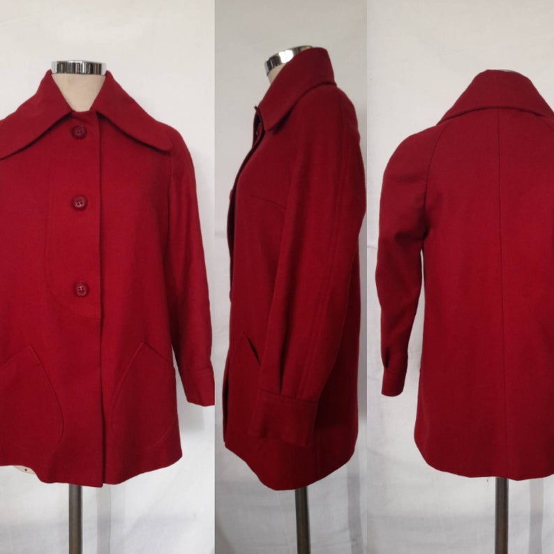 K&ouml;nnte beinhalten: Ein roter Wollmantel mit Kragen, Knopfleiste und zwei aufgesetzten Taschen. Der Mantel hat lange &Auml;rmel mit Kn&ouml;pfen an den Manschetten.