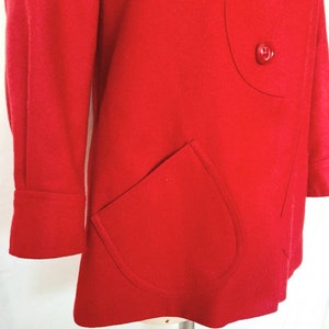 K&ouml;nnte beinhalten: Ein roter Wollmantel mit einem einzigen Knopfverschluss und einer gro&szlig;en aufgesetzten Tasche auf der Vorderseite.