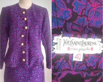 Traje de falda vintage Yves Saint Laurent Rive Gauche, colección otoño/invierno 1991, traje de brocado floral morado.