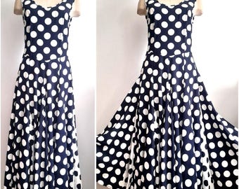 Hermoso vestido de círculo completo de los años 90 con un toque vintage de los años 50, con lunares extragrandes en azul marino y blanco, vestido estilo pin-up.