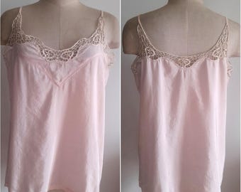 Camisola antigua de rayón rosa de los años 20, con ribete de encaje, lencería art déco, lencería vintage.