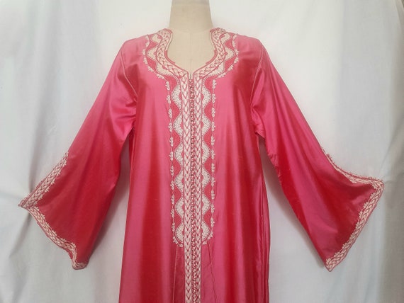 Vintage 60s 70s  Shock Pink Kaftan with Thread Em… - image 9