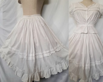 Antieke petticoat uit het begin van de 20e eeuw met gegolfde zoom en gehaakte rand, onderkleding, antieke lingerie