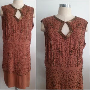 Robe sans manches en rayonne style clapet vintage des années 20 avec broderie de perles, style art déco