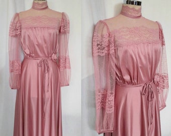 Sukienka maxi w stylu boho w kolorze delikatnego różu z lat 70., inspirowana stylem wiktoriańskim, wyprodukowana w USA