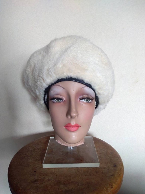 Vintage off White Stylish Shearling Beret Hat With Leather  display picture 2