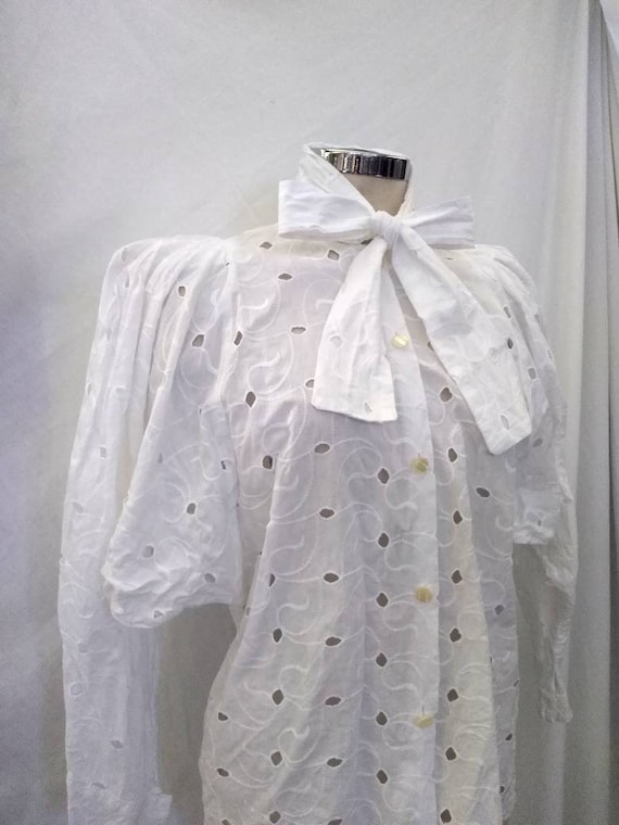 Beautiful 80s does Victorian Broderie Anglaise Whi