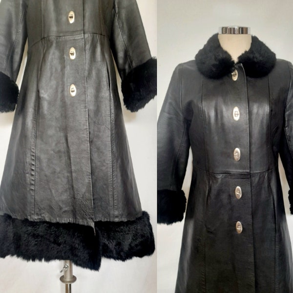 vintage années 60 70 Élégant manteau de style mod en cuir noir avec col en fourrure, poignets et garniture d’ourlet