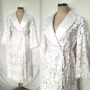 Favoloso accappatoio vintage con ricami ritagliati e maniche svasate, accappatoio da sposa, glamour della vecchia Hollywood
