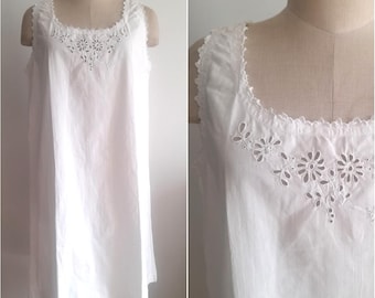 Vintage 20's 30's Linen Nightgown with Hand Embroiderie, Art Deco Lingerie, Antique Lingerie