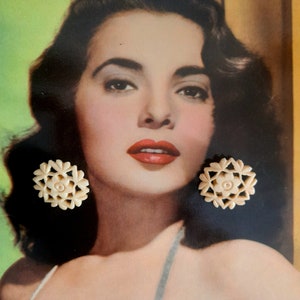 Orecchini floreali vintage anni &#39;40 anni &#39;50 con clip in osso intagliato, orecchini Pinup