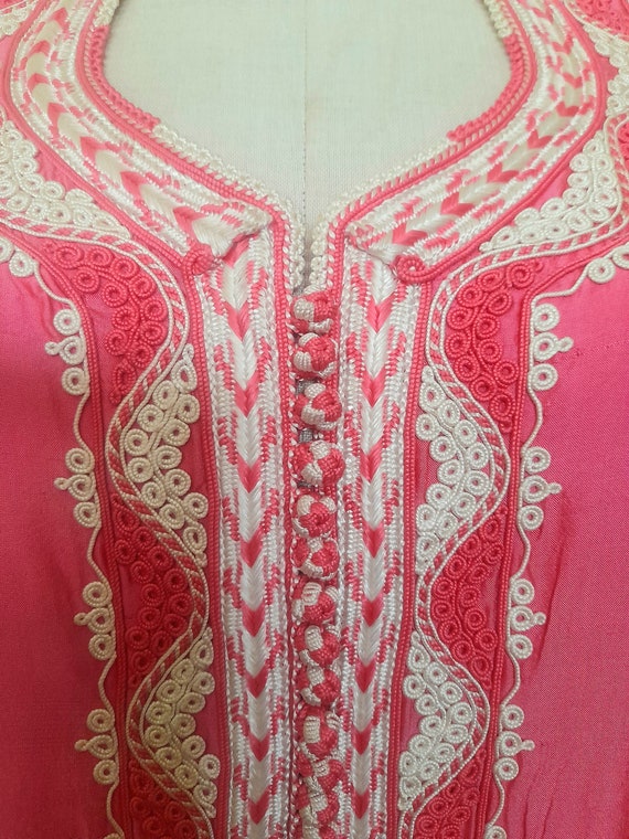 Vintage 60s 70s  Shock Pink Kaftan with Thread Em… - image 5