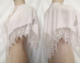Capa vintage de rayon branco e renda dos anos 20 e 30, roupa boudoir