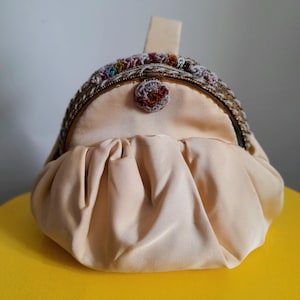 Hermoso bolso de noche Art Déco vintage de los años 30 con herrajes de cuentas, bolso de satén beige hecho a mano, bolso ópera