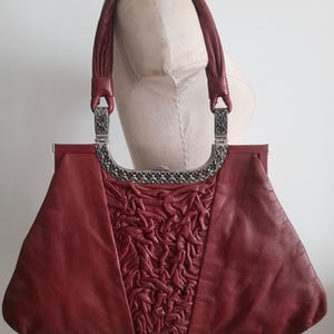 Vintage 30er Jahre Schöne Art Deco Burgunder Lederhandtasche mit silberfarbenen Metallbeschlägen, Top Griff Tasche