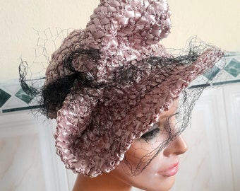 Beau chapeau architectural rose des années 40 50 avec voile noir, chapeau d'été en osier