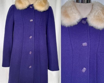 Preciosa chaqueta de lana morada estilo retro con cuello de piel de oveja de Love Moschino