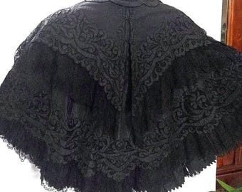 Capela antigua victoriana de seda negra con exquisitos bordados y encaje, ideal para el luto, de la década de 1890. Pieza histórica.