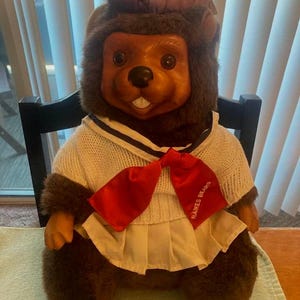 Robert Raikes Original Lucy Beaver mit Kleidung und Ständer