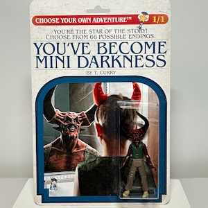Scegli la tua avventura Sei diventato Mini-Darkness - Action figure personalizzata a tema leggenda - Carta bifacciale - Fantasy anni '80 - Tim Curry come demone